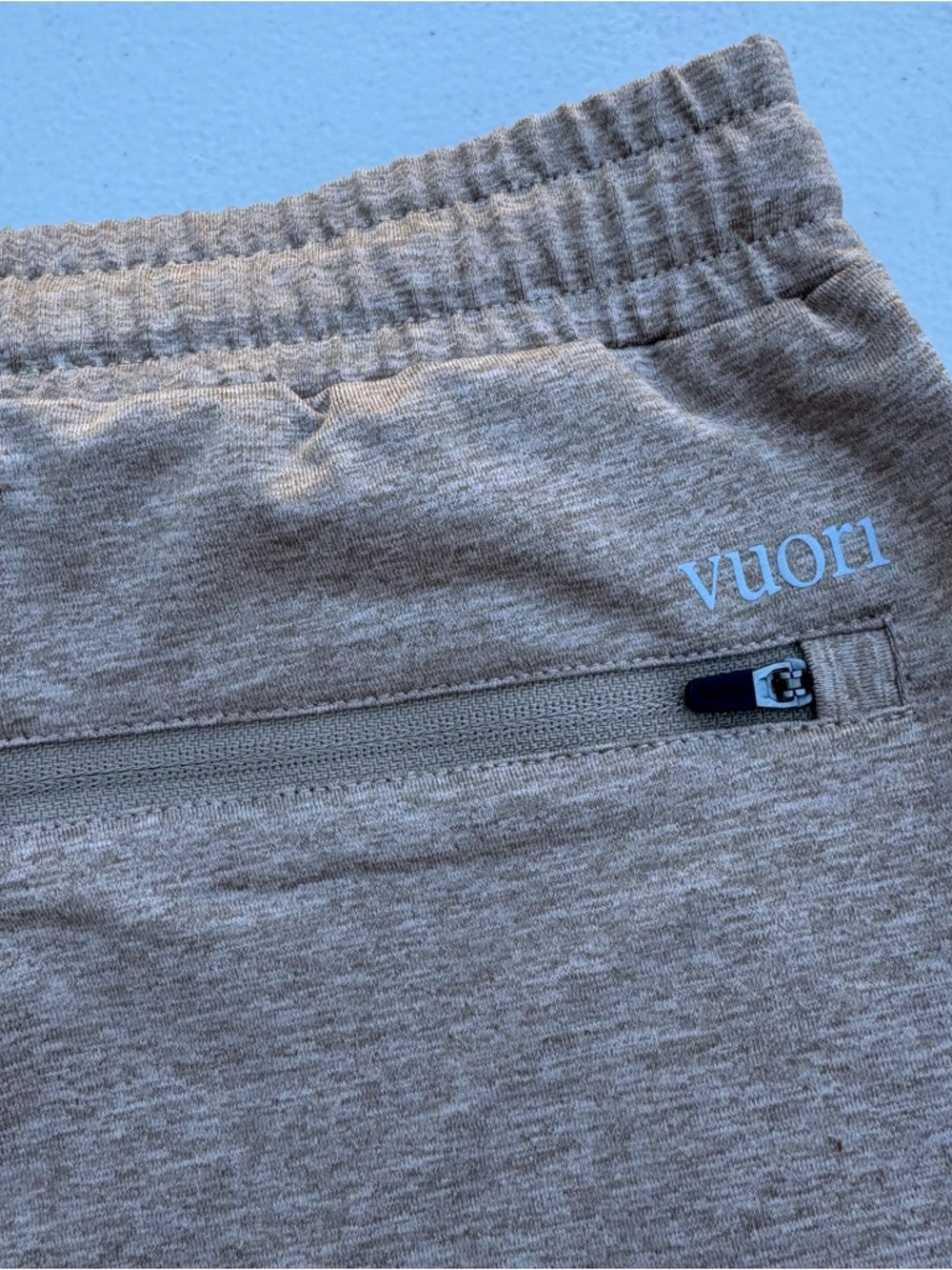 Vuori Men’s Sunday Performance Short NWT Small Camel Heather 7.5 Inseam - Picture 12 of 17